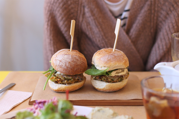 ami-vegetarien-bio-flagey-ixelles-vegetalien-restaurant-cantine-lunch-burger-brussels-bruxelles-brusselskitchen-bon-plan-new-food-trendy-joint-legumes-sain-frais-fresh-gluten-free-vegetables-veggies-resto01